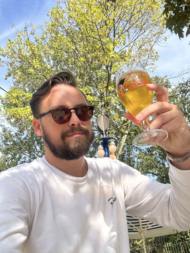 Steven proost bij het Blauwe Theehuis