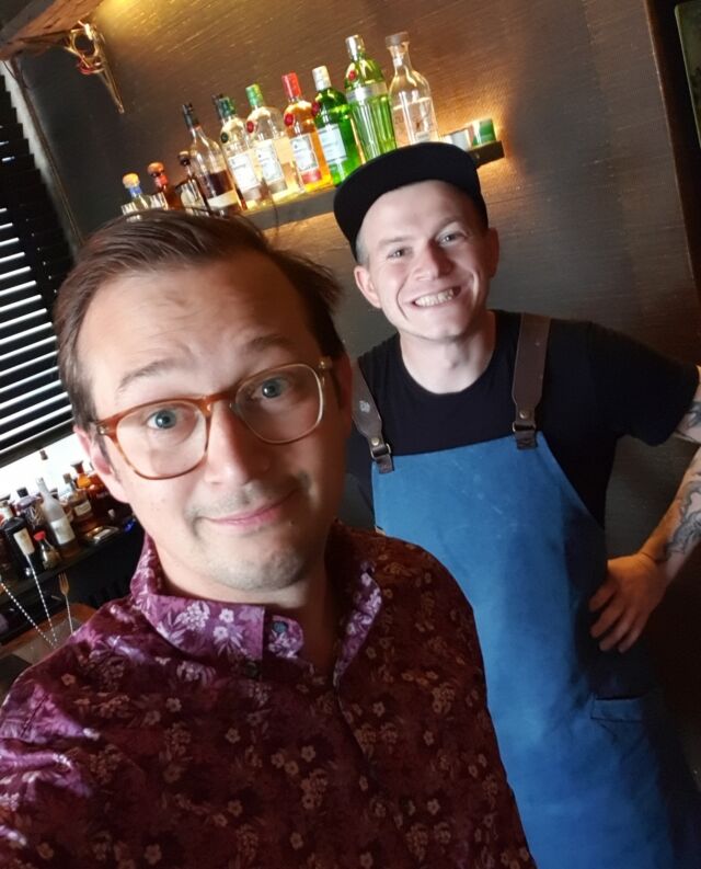 Roger krijgt bartenderles van Tim
