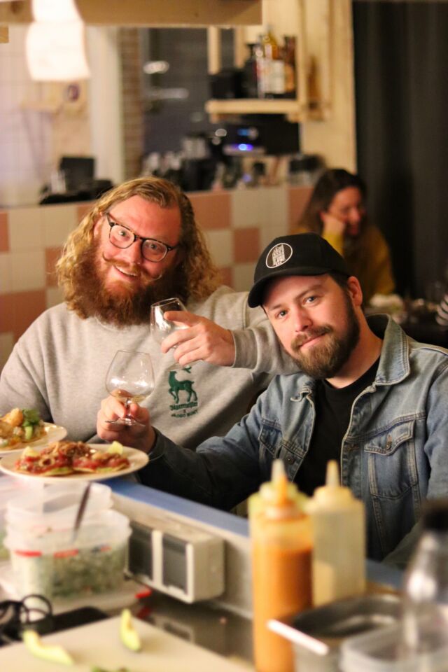 JP en Steven aan de bar bij MasMais Marisqueria