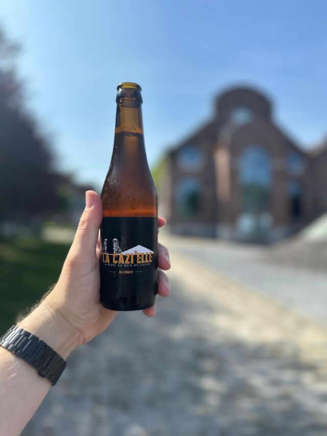 Bier op het terras in een mijnschacht in Charleroi