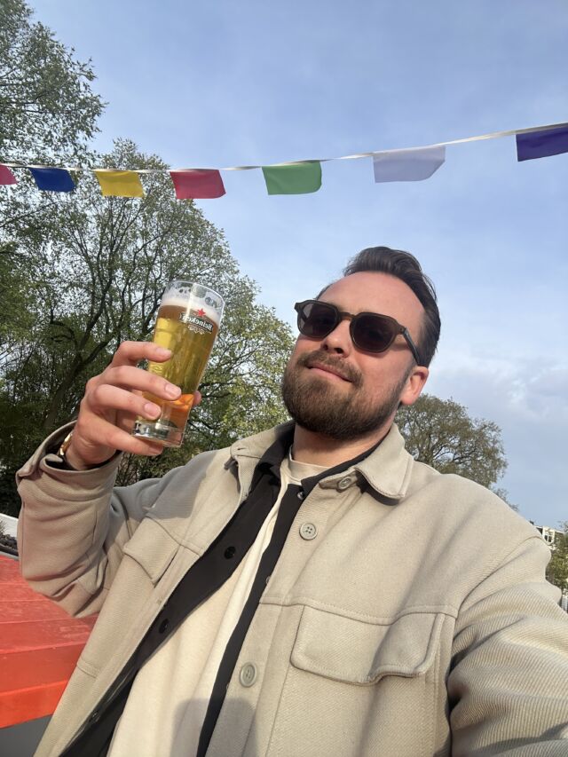 Steven drinkt bier op dakterras in Oost
