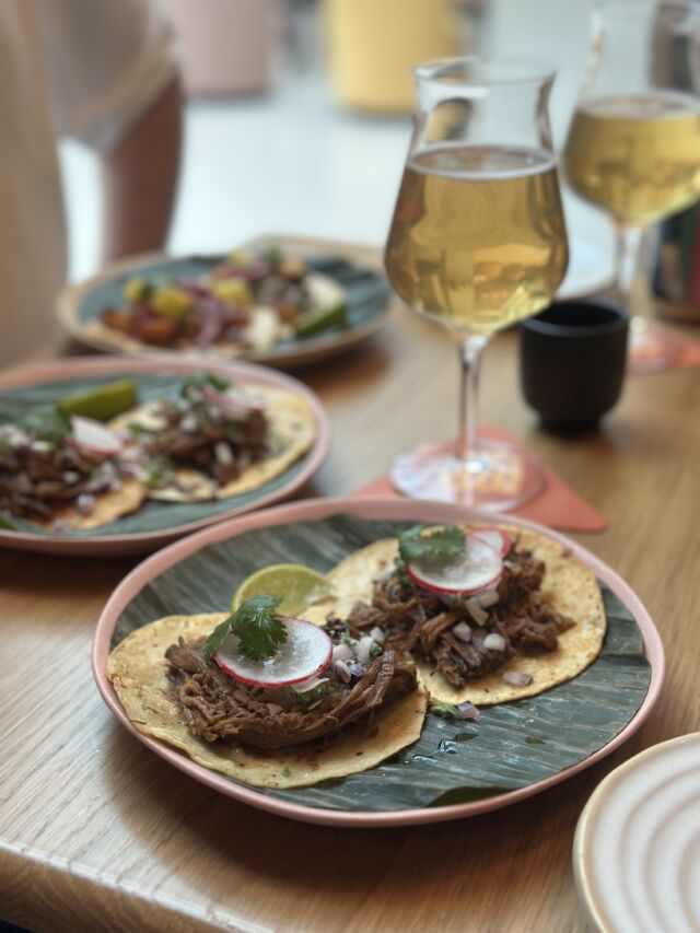 Naast cocktails en biertjes bestel je ook heerlijke taco's bij CIMA