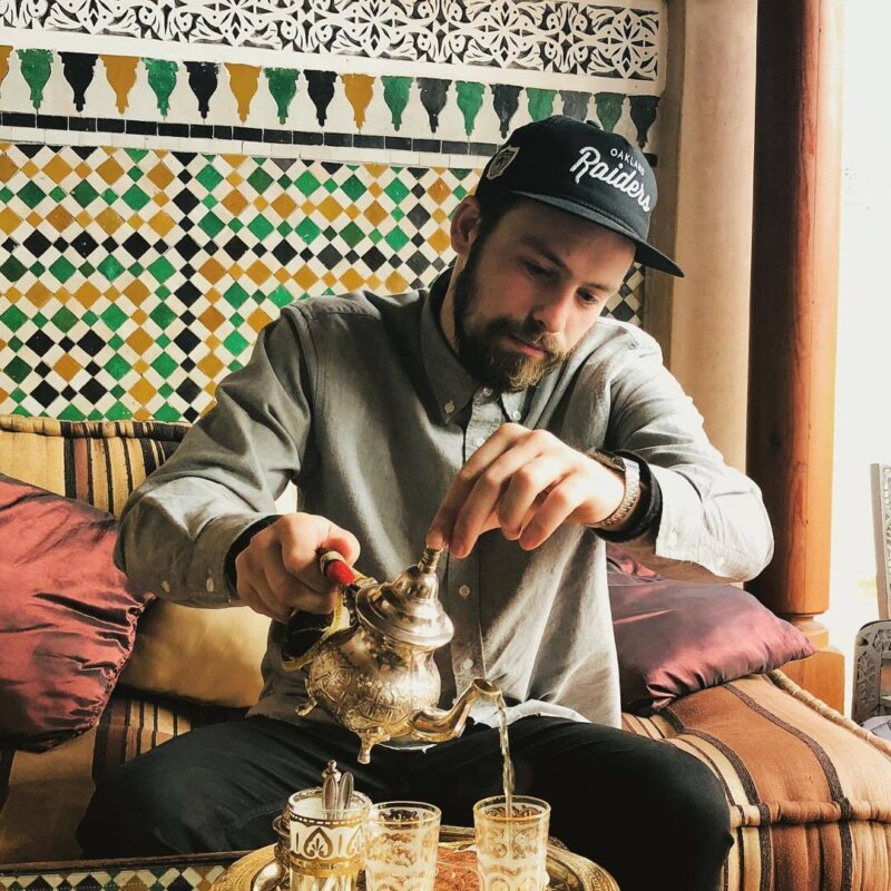 Steven drinkt thee Marrakech